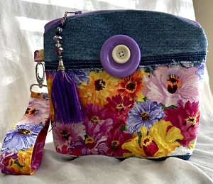 BOLSO DENIM accesorio RECICLADO bolsa FLOR, maquillaje, cosmético de viaje HECHO A MANO púrpura - Imagen 1 de 4