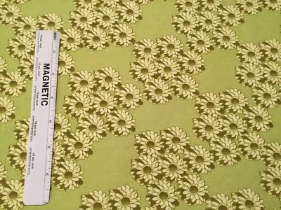 1 3/4 yardas. Tela de algodón margaritas verdes - Tina Givens para fibras de Westminster TG19 Foto 1 de 4