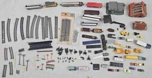 BIG LOT OF N SCALE TRAIN ENGINES CARS PEOPLE VEHICLES BUILDING TRACKS AND MORE - Picture 1 of 19