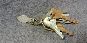 1938 Messing ID Tag Schlüsselanhänger Mullinville Kansas Kiowa Co Master Lock Atlas Vintage - Bild 1 von 10