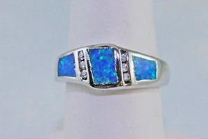 Laborgefertigter Blue Fire Opal & 6 CZ Ring Sterlingsilber mit Rhodium Größe 7 oder 8 - Bild 1 von 2