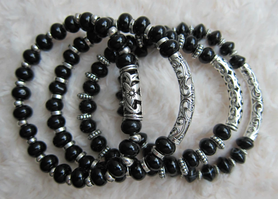 \Pulsera de gemas de ónix para hombre con espaciadores y barra de plata tibetana. Foto 1 de 1