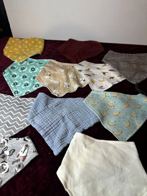 Paquete de 12 baberos bandana - Carter's y diferentes marcas - AC049 Foto 1 de 4