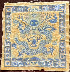 Antikes chinesisches handbesticktes Quadrat mit blauem Drachen ZZ445 - Bild 1 von 8