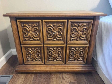 BROYHILL FURNITURE Walnut Spanish Mediterranean Style 30" Cover