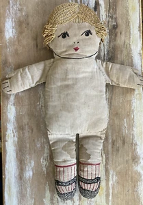 Vintage lino tela trapo muñeca bordado cara pelo zapatos calcetines años 30? arte popular - Imagen 1 de 9