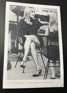 1971 Pretty Woman Sitting Miniskirt Crossing Legs Real Photo of Scrapbook P15i2 - Picture 1 of 13