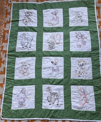 Cuna de bebé bordada diferentes animales con unión verde todo acolchado a mano. Foto 1 de 4