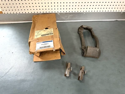 Soporte de pinza de freno de disco Ford OEM NOS F5TZ-2B540-A 1999-2007 E-350 Super Duty Foto 1 de 4