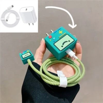 Protector de cable cargador Adventure Time BMO iPhone P16 (Hecho en EE. UU.) Foto 1 de 4