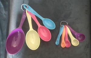 SET CUCCHIAINI E TAZZE MISURINI IN PLASTICA MULTICOLORE OTTIME CONDIZIONI - Foto 1 di 3