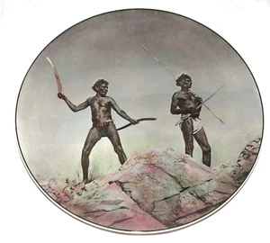 Piatto da cena Royal Doulton 10,3/8" D6421 aborigeni con armi da caccia - Foto 1 di 2
