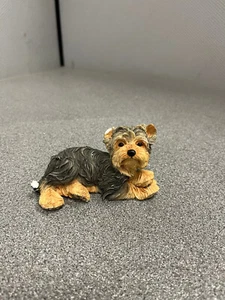 Estatuilla Estatua Yorkie Cachorro Mentido 03287 - Falta parte de oreja derecha y cola - Imagen 1 de 9