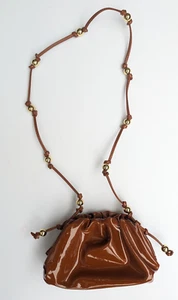 Braune Lackleder Umhängetasche kleine Tasche Beutel mit großen Goldperlen NEU - Bild 1 von 14