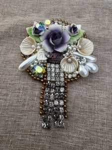 Grande spilla vintage finta perla e strass fiori viola lunga 4,5” Estate - Foto 1 di 5