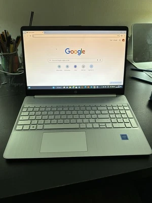 HP 15s - 15,6" (118GB SSD, 4GB RAM) Laptop - - Immagine 1 di 4