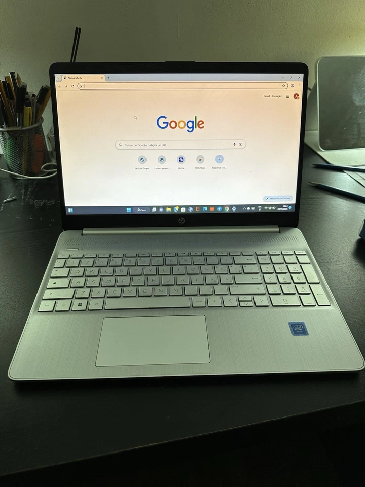 HP 15s - 15,6" (118GB SSD, 4GB RAM) Laptop - - Immagine 1 di 4