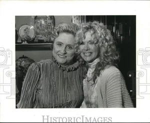 Foto de prensa 1983 Maxine Mesinger, personal de la crónica, sonrisas con entrevistado - Imagen 1 de 2