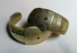 COPPIA RARI ANTICHI BRACCIALI TRIBALI TUAREG IN CORNO E ARGENTO. - Foto 1 di 12