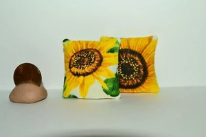 Cojín de almohadas miniatura para casa de muñecas escala 1:12 hecho a mano bonito otoño girasoles - Imagen 1 de 5