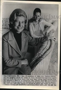 1974 Pressefoto Frau Marvin Mandel und Tochter in ihrer Wohnung in Baltimore - Bild 1 von 2