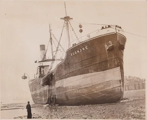 1937 Press Photo Steamship Rudmore beached at North Woolwich after Collision - Picture 1 of 2