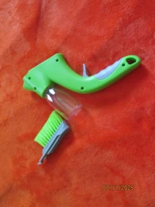 Track Cleaning Brush with Sprayer - Picture 1 of 8