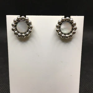 Aretes circulares LAGOS Maya madreperla plata esterlina caviar 12 mm - Imagen 1 de 4