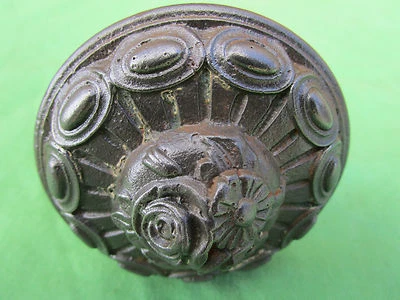 Poignée fixe ronde ancienne fonte décoré fleurs diamètre 7,8 cm porte d'entrée  - Photo 1/4
