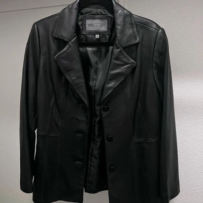 Blazer de cuero negro para mujer Foto 1 de 4