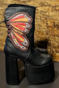 Aktuelle Mood Dolls Kill Free Your Soul Schmetterling vegane Leder Plateau Stiefel 6M - Bild 1 von 16