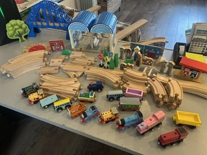 Thomas the Tank Engine Holzeisenbahn Konvolut Gleisbrücken Landschaft Eisenbahn Wagen Diecast - Bild 1 von 10