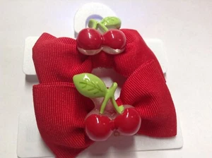 Gymboree Cherry Cute Line roter Pferdeschwanz Neu mit Etikett Kirschblätter Haar 2er Set NEU auf Ca - Bild 1 von 4