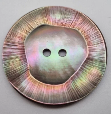 Brauner Perlmutt 2-Loch-Knopf 25-34 mm Ziseliert / Mother-of-Pearl Button E17 - Bild 1 von 2
