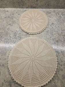 2 remaches/platos calientes cubiertos ganchillo hechos a mano vintage base de fieltro de 8" y 6" - Imagen 1 de 8