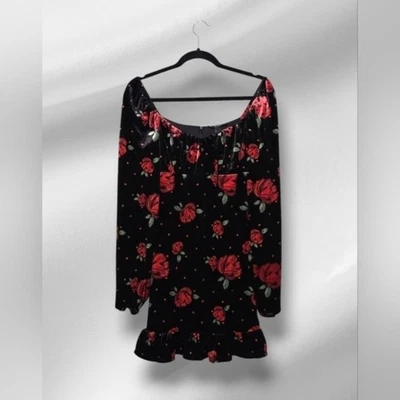 Vestido preto floral de veludo com rosas vermelhas FOREVER21 - Tamanho M - Imagem 1 de 4