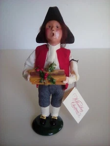 2002 Williamsburg Byers Choice Boy 10,5x4,5x3" Yule Log Stechpalme Brennholz Figur - Bild 1 von 10