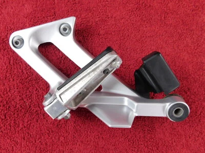 Conjunto de reposapiés de pasajero trasero izquierdo 03-05 FJR1300 FJR 1300 Foto 1 de 4