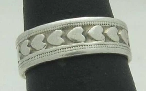 PRETTY VINTAGE ESTATE JD SCHLANG STERLING SILVER HEART BAND RING, SIZE 6 - Picture 1 of 8