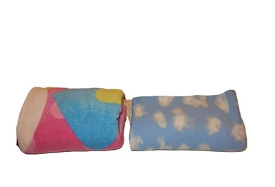 Lote de 2 Hello Kitty Rosa Tiro Suave y Nubes Azules y Blancas, Patos Tortugas Corderos Foto 1 de 4