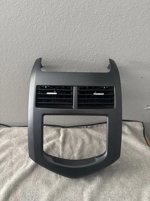 ✅ BISEL RADIO TABLERO CENTRAL CHEVY SONIC 12-16 con VENTILACIONES APERTURA 7,5" OEM Foto 1 de 4