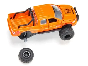 Camioneta Ram 1500 elevada con neumáticos globo naranja con llamas diecast 1/50  - Imagen 1 de 5