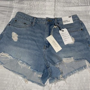 Forever 21 Blue Denim Destroyed High Rise Mom Shorts Women’s Size 28 - Picture 1 of 11