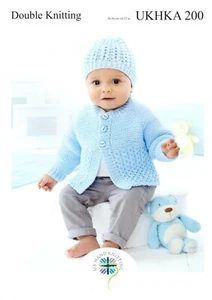UKHKA 200 Cappello cardigan bambino e cuscino modello maglia in DK 14-22" (36-56 cm) - Foto 1 di 3