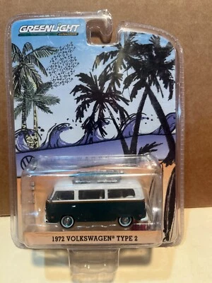 Autobús Volkswagen Tipo 2 1972 Greenlight verde y blanco con tablas de surf 1/64 Foto 1 de 2