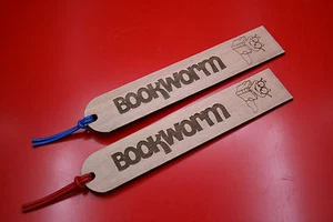 Wooden Bookmarks Laser Engraved With Leather String Bookworm Design - Imagen 1 de 9