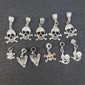 Lote de 11 Dijes Metal Halloween - Calavera y Huesos Cruzados Murciélago Bruja (Ref #11) - Imagen 1 de 19