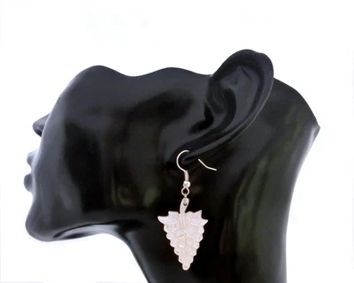 Weinkönigin Ohrringe aus Perlmutt, weiß Weintraube Handarbeit Naturmaterial - Bild 1 von 4