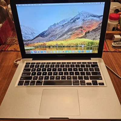 MacBook Pro 13" 2010 2,4 GHz Core2Duo 4 GB RAM 250 GB HDD MacOS High Sierra Foto 1 de 4