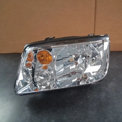 Conjunto Faro Izquierdo TYC Lado del Conductor 2002-2005 Volkswagen Jetta VW2502124 Foto 1 de 3